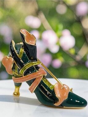Kenneth JAY LANE vintage enamel, high heel shoe brooch pin VGUC